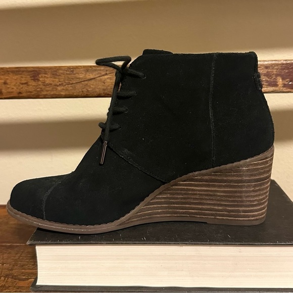 TOMS Hyde Black Suede Wedge Ankle Boots Lace Up Booties - Picture 5 of 12